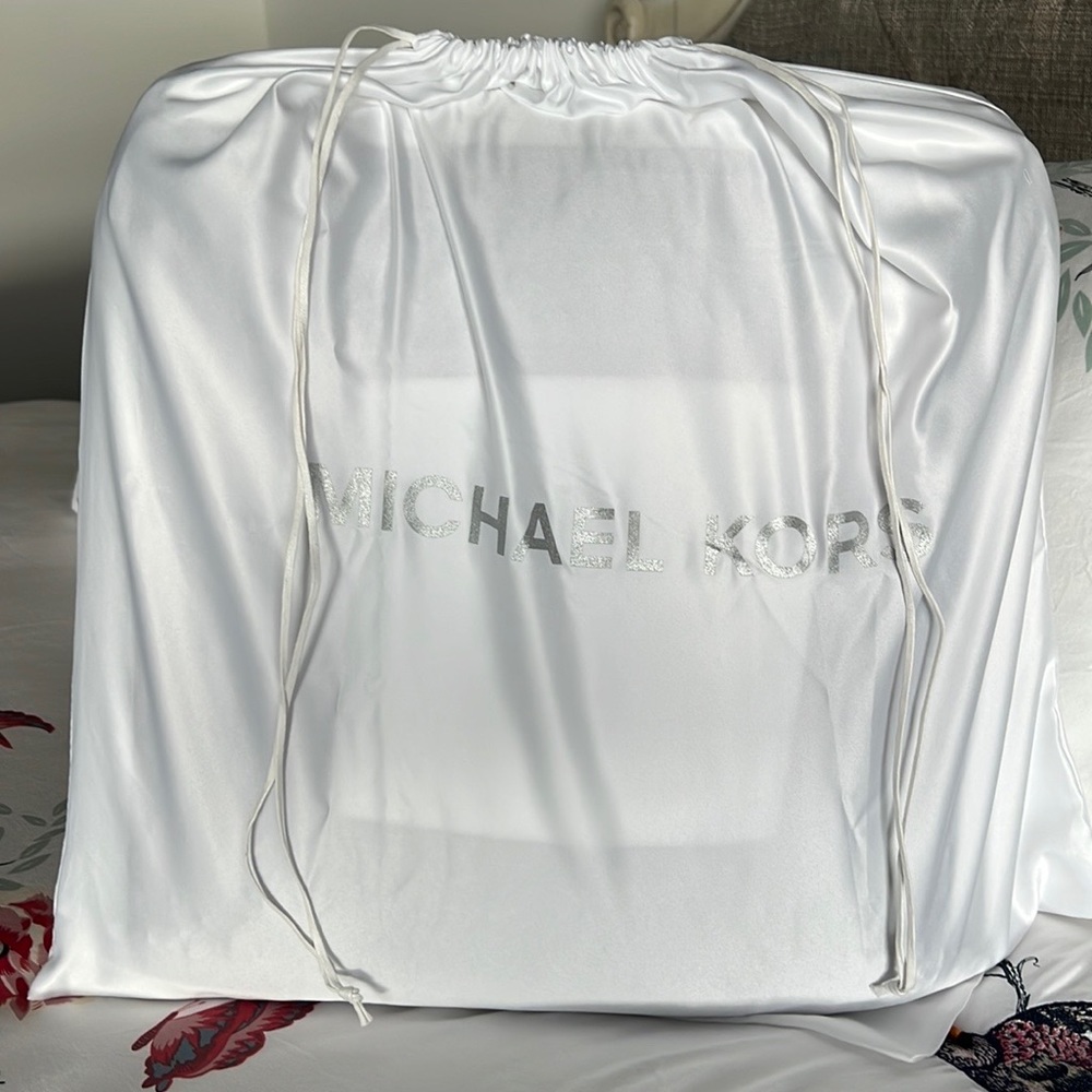 Michael Kors Dusty white bag.